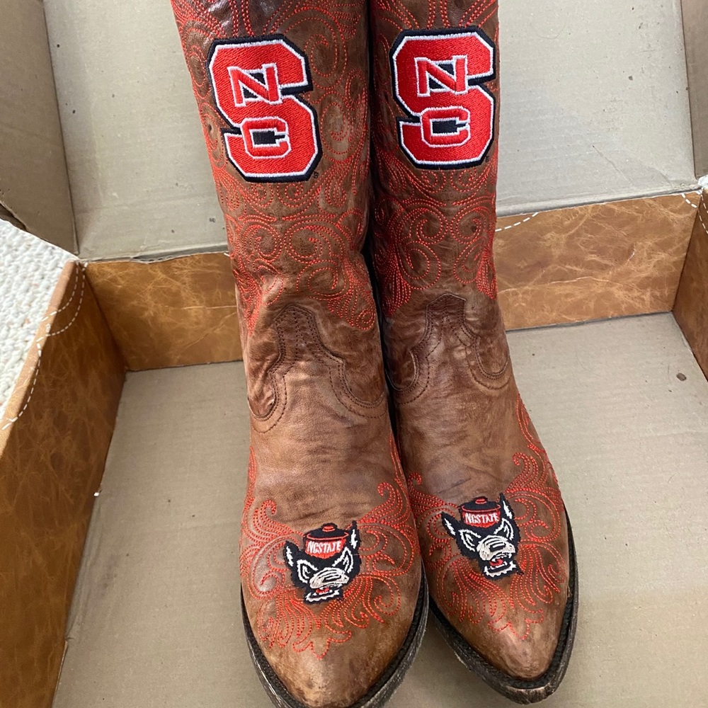 NC State size 9.5 Gameday Boots